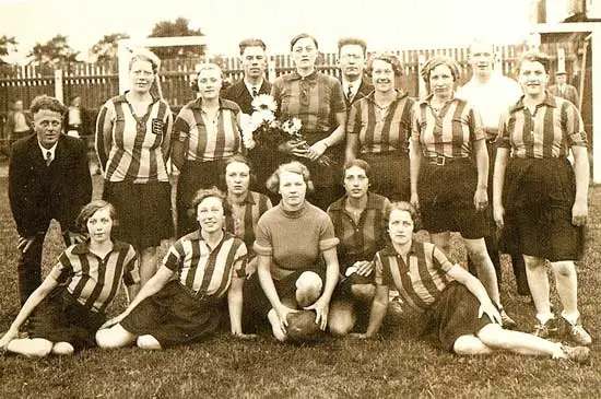 Een bijzondere elftalfoto uit 1934 op het veld van de roemruchte Enkhuizer voetbalclub &lsquo;West-Frisia&rsquo;.