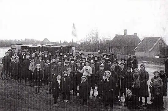 Foto van een koek-en-zopie aan de Draai in Heerhugowaard tijdens de winter van 1916/1917.