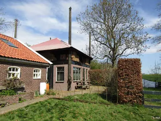 Aan de achterzijde blijkt dat het een gastenverblijf is.