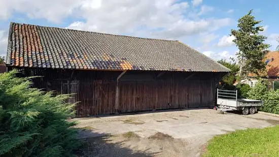 De achttien meter brede houtloods die aan de Langereis staat.