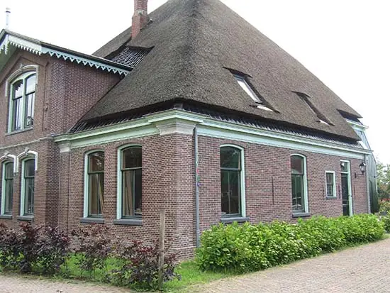Tien jaar later. De westelijke muur met nieuwe deur en darsdeuren, juni 2019.