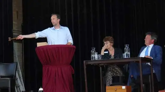Veilingmeester Ronald de Groot. Naast hem Lies Smit en notaris Jan Salman.