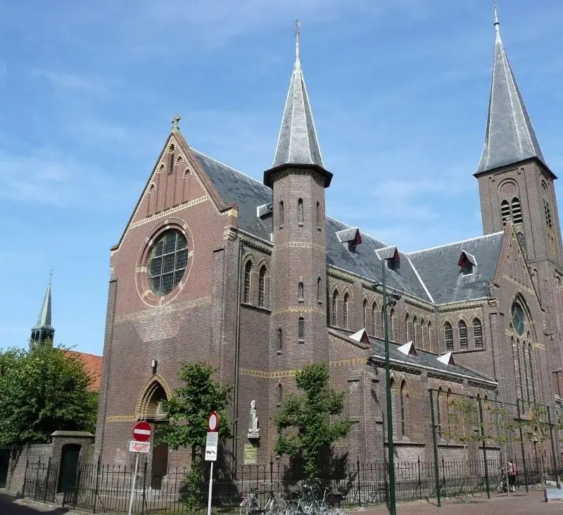 gezien vanaf het gemeentehuis