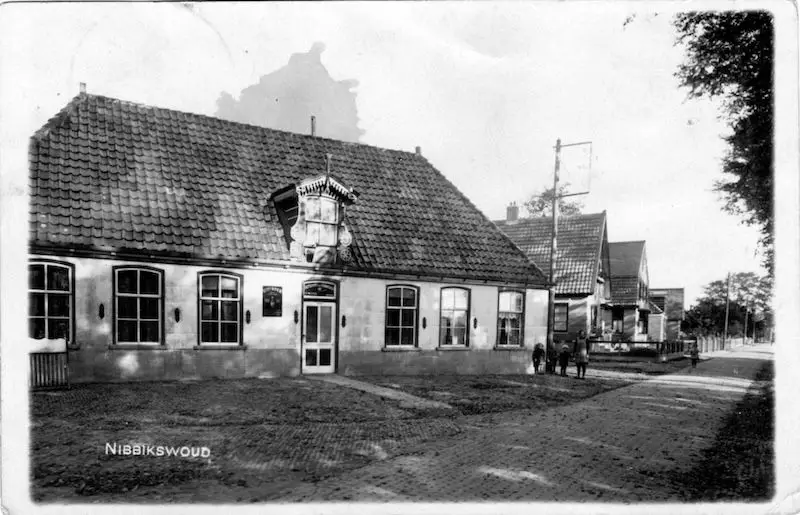 Caf&eacute; op de Hoek, 1919. Aan de achterkant zat de kolfbaan die ook gebruikt werd voor toneel, 
dansavonden  en bruiloften.