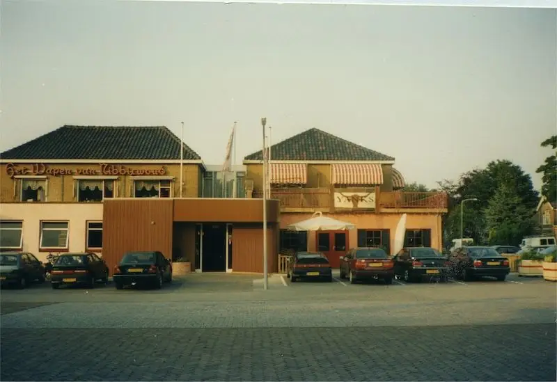 Het nieuwe hotel	- caf&eacute; - restaurant	Het Wapen van Nibbixwoud gezien vanaf de Dorpsstraat.