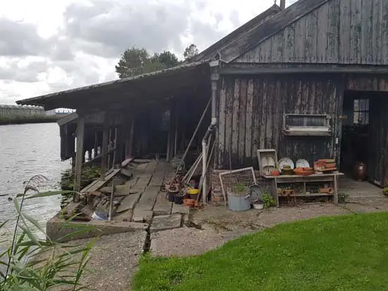 Oudste schuur met schuitenhok.