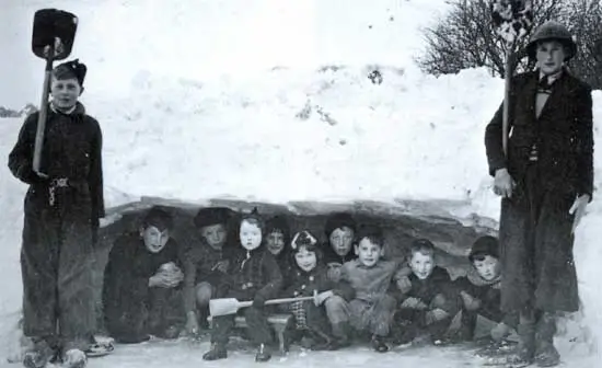 In de winter van 1937-1938 maakten kinderen uit Hoogwoud een Westfriese iglo.