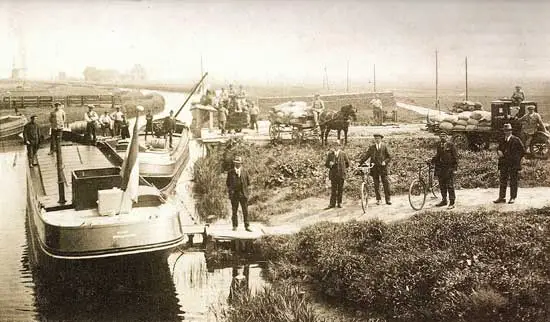 Deze foto van schepen op de ringvaart van de Oude-Niedorper Verlaat werd in 1922 gemaakt.