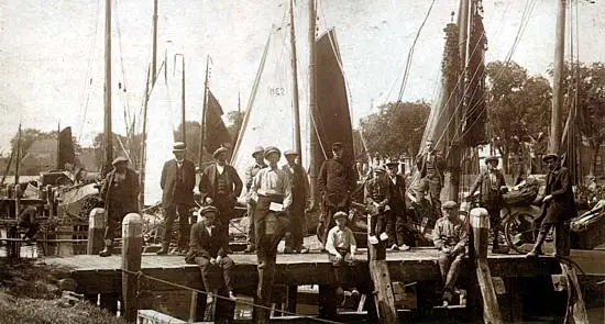 Voordat men een aanvang had gemaakt met de Zuiderzeewerken, bevonden zich in de haven van Medemblik twee steigers.