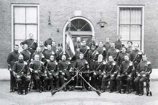 De Hoornse schutterij omstreeks 1900, vereeuwigd voor de achtergevel van het voormalige Burgerweeshuis.