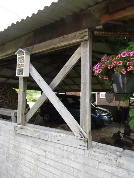 Na een hevige storm werden houten jukken geplaatst tussen het dak en de muur.