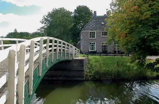 De brug naar de voormalige herberg aan het Niedorper Verlaat in 2009.
