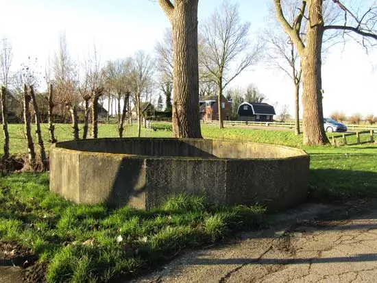 Ongebruikte silo, wordt niet gesloopt anders verzakt het pad.