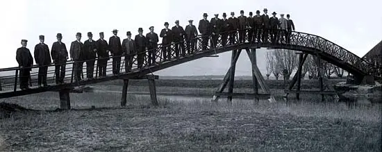 Het polderbestuur van de banne Zuid-Scharwoude rond 1915 op de Langebalkbrug.