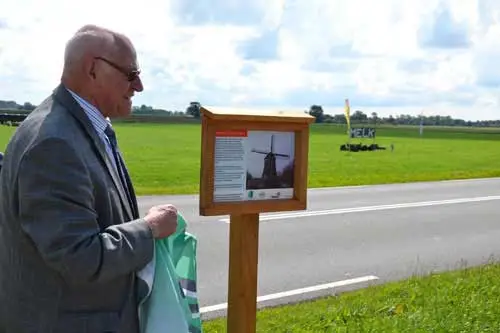 Piet Roele onthult in 2011 informatiebord bij molen Westuit no. 7.