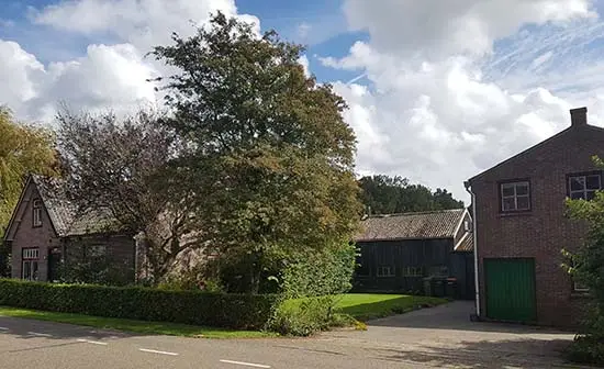1. V.l.n.r. woning en schuren aan de Kleingouw 60.