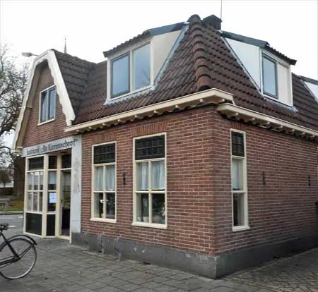Voorgevel en zijgevel.