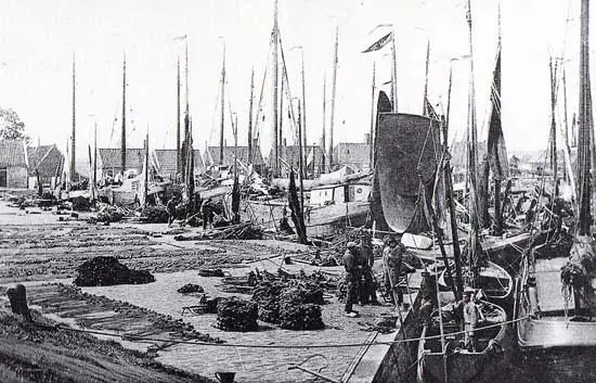 Bedrijvigheid in de haven van Broekerhaven.