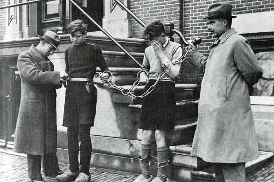 Bij een verbouwing in 1936 van het raadhuis van Hoogwoud werd een aantal oude strafwerktuigen gevonden.