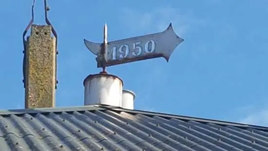 In de windvaan het jaartal 1950.