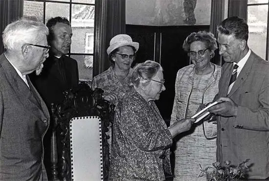 Overhandiging 32e bundel van het Historisch Genootschap aan mevrouw A.C. Ter Horst-Hoekstra, 1965.