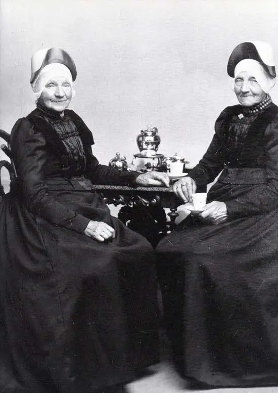 Twee Westfriese vrouwen rond 1900 met hul en hullehoedje, of suikerskeppie.