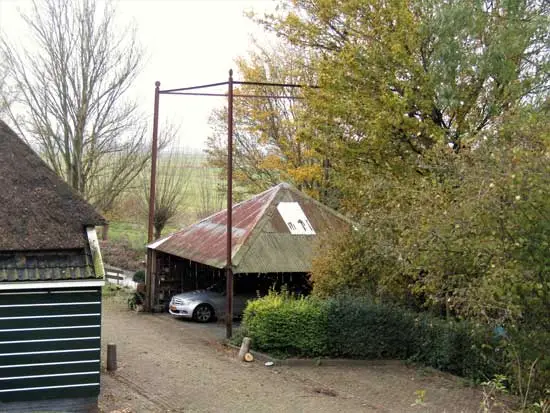IJzeren staanders en golfplaat.