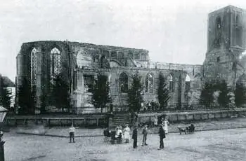 De trieste overblijfselen van de monumentale kerk op de Markt van Schagen.