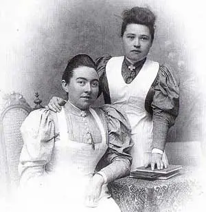 De eerste wijkverpleegsters van Enkhuizen links N. de Vlaming, rechts S. Stafleu.