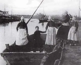 Volendammer kinderen omstreeks 1920 op het Volendammerpad aan het water van de Voor-Ye.