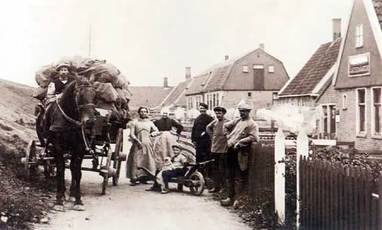 V&oacute;&oacute;r 1916 liep er een smal pad langs de Westfriese Omringdijk bij Andijk.