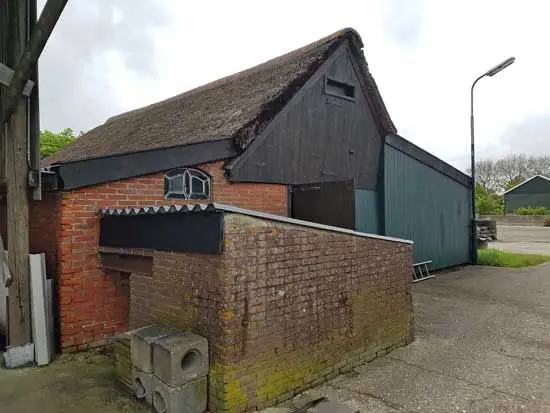 Voorzijde schuur met links de varkensboet en rechts de later aangebouwde machineloods.
