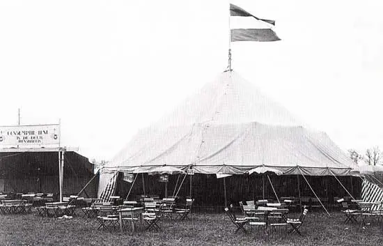 Oude foto van de eerste consumptietent van De Boer Tenten uit Hensbroek.