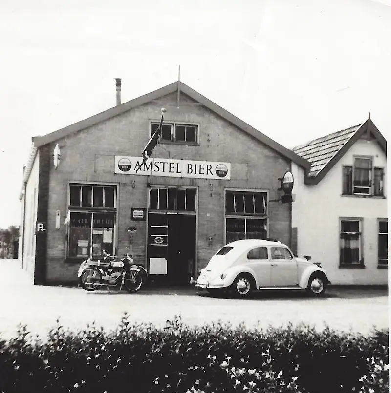 De voorgevel van het caf&eacute;, 1964.