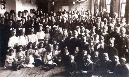 In 1921 vierde men in het Rooms-Katholieke Wees- en Armeliedenhuis aan het Achterom te Hoorn het jubileum van deken Smeele.