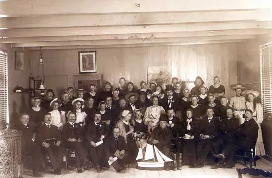 Foto uit 1906 van Operettevereniging Orpheus in de gelagkamer van het caf&eacute; 't Huis van Brederode in Oudkarspel