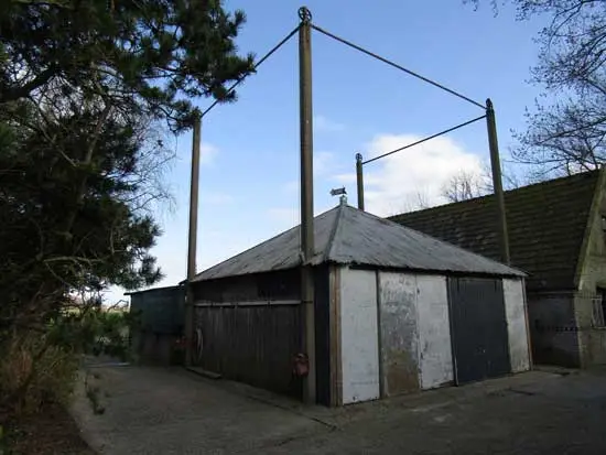 Hooivijzel achter de boerderij, afmeting 7x7 meter.