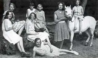 In 1929 ging de naaischool Hoogwoud-Aartswoud op de fiets naar Bergen.