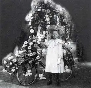 Nelie Wonder uit Heerhugowaard poseerde bij een met bloemen versierde fiets.