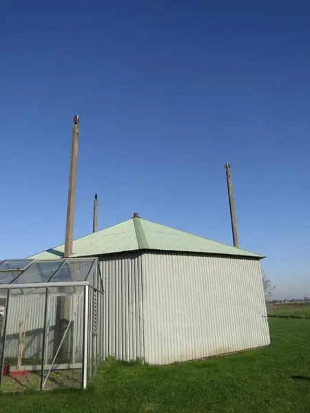 Drie betonnen palen zonder vijzelmogelijkheid.