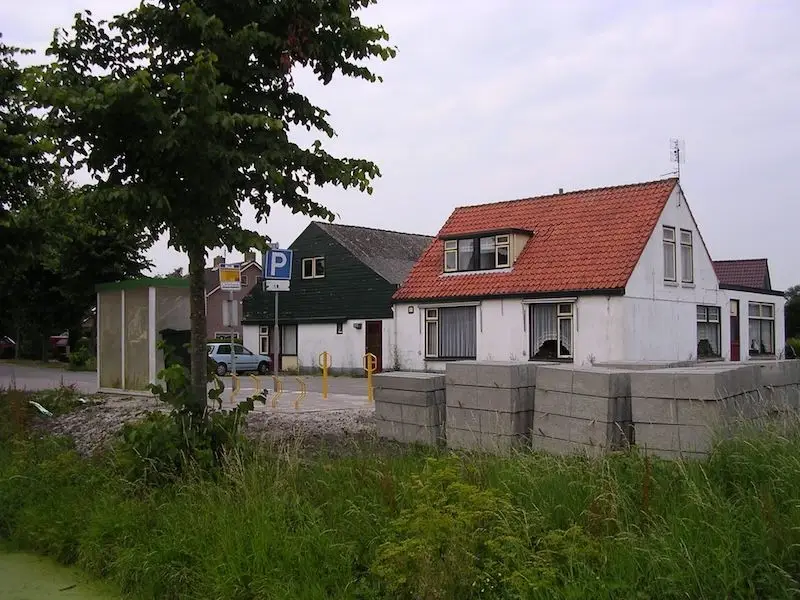 Het pand staat leeg, 2003.