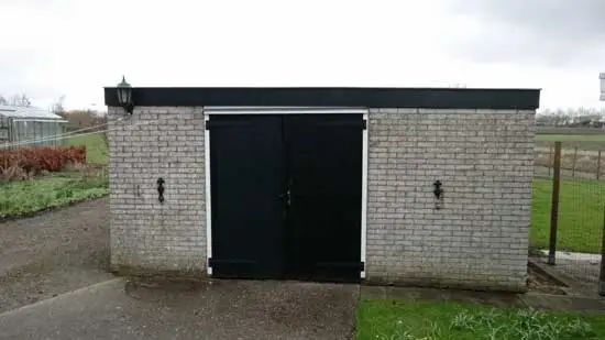Voorzijde met brede deur.