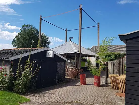 De hooivijzel achter de woning Westfriesedijk 4 is de enige vijzel die op de Omringdijk staat.