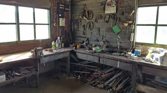 Interieur met werkbanken.