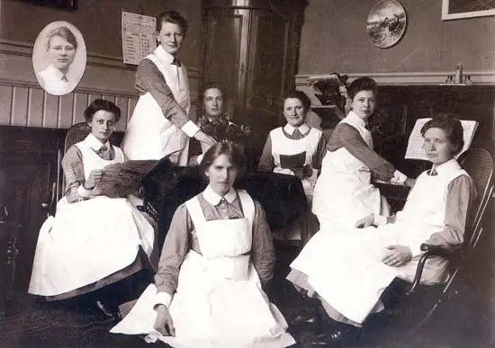 Groepsfoto van de verpleegsters die in 1921 werkzaam waren in het Snouck van Loosenziekenhuis.