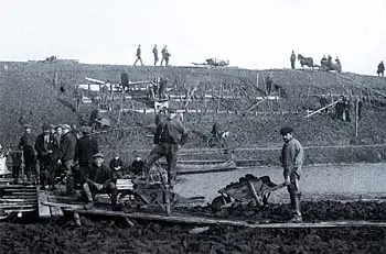 De Drechterlandse Noorderdijk bij Andijk bleef bij de januaristorm van 1916 op het nippertje voor doorbraak gespaard.