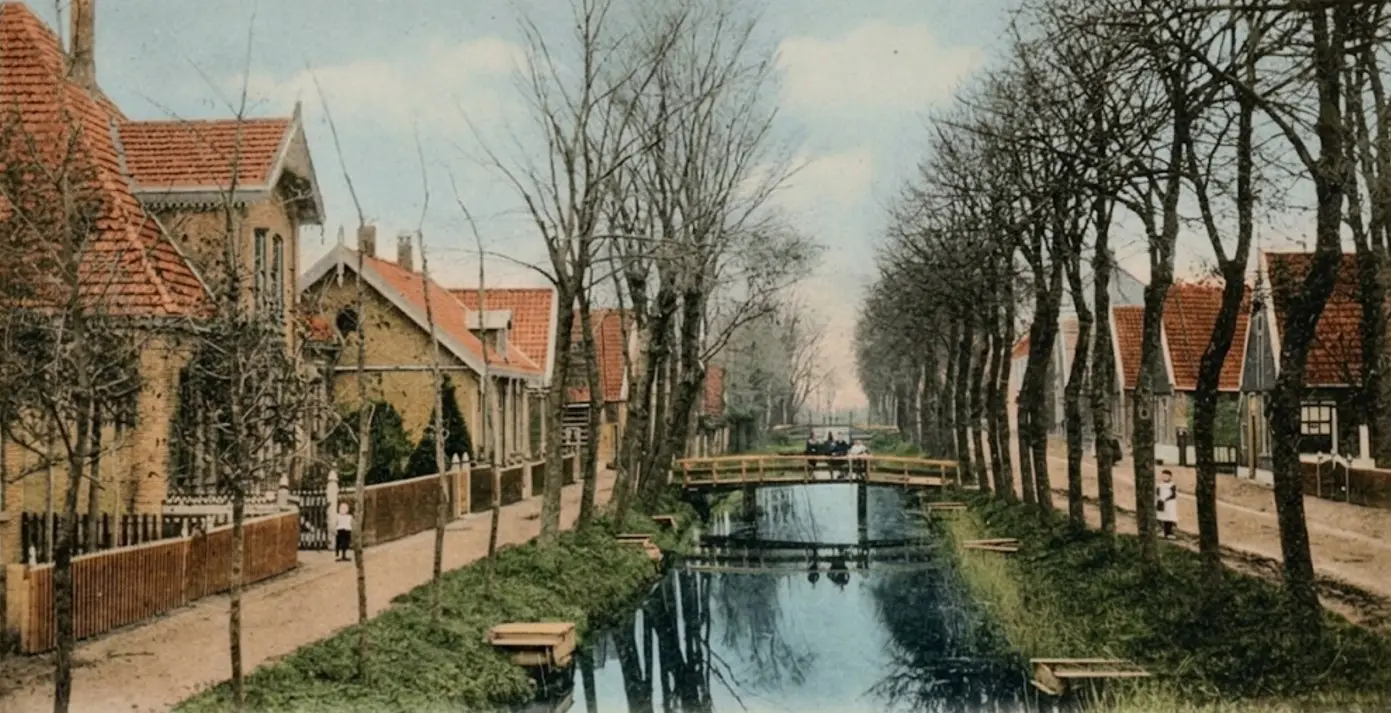 Ansichtkaart uit 1904 van Dorpsstraat Niedorp. Op de foto Kees Butter. Ansichtkaart met foto uit Collectie Regionaal Archief Alkmaar