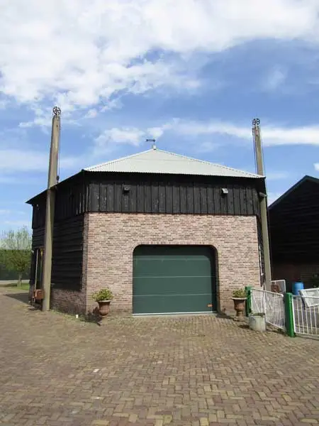 Het aanzicht van de totaal verbouwde vijzel met betonnen roeden.