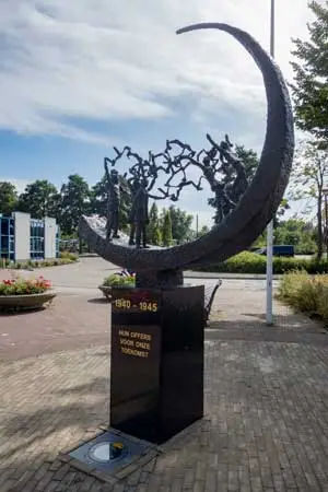 Bevrijdingsmonument aan de Middend in Grootebroek, een werk van Truus Menger.