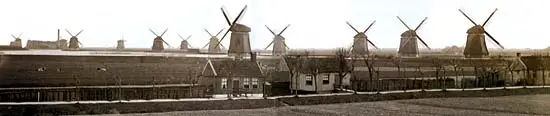 Twaalf van de 24 watermolens van De Vier Noorder Koggen ten zuiden van Medemblik.